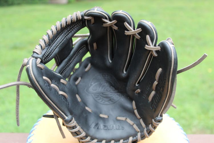 Used Infield Right Hand Throw Mizuno Classic Pro Soft Baseball Glove 11.5"