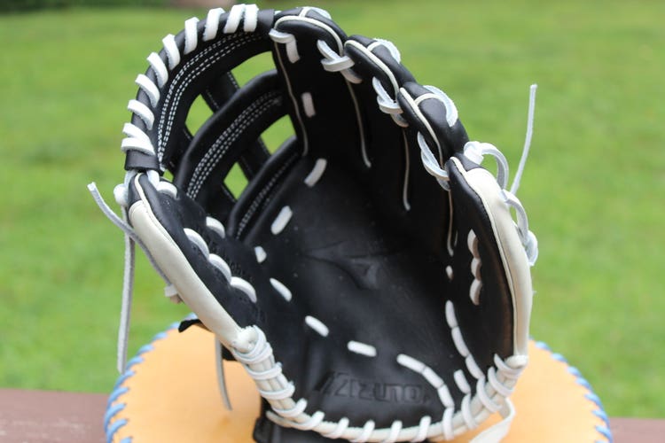 Used Right Hand Throw Mizuno Infield Pro select Softball Glove 11.75"