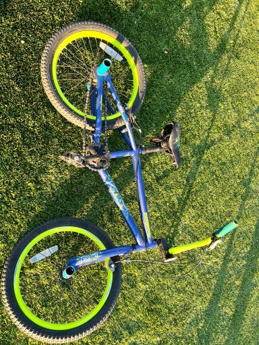 Used Unisex Mongoose Axios BMX Bike