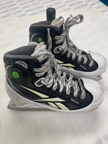 Used Junior Reebok 10K Pump Hockey Skates Wide Width Size 4.5