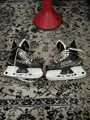 New Senior CCM Regular Width   10.5 Super Tacks Hockey Skates