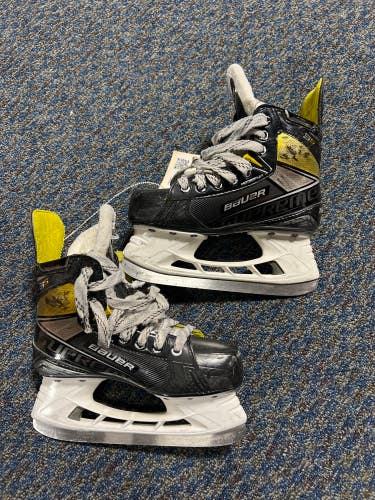 Used Junior Bauer Supreme 3S Hockey Skates Regular Width Size 2.5