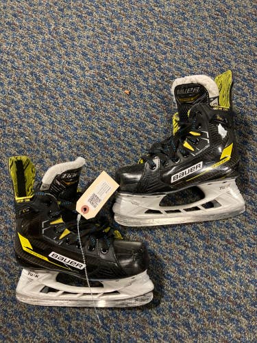 Used Junior Bauer Supreme M4 Hockey Skates | Size 3