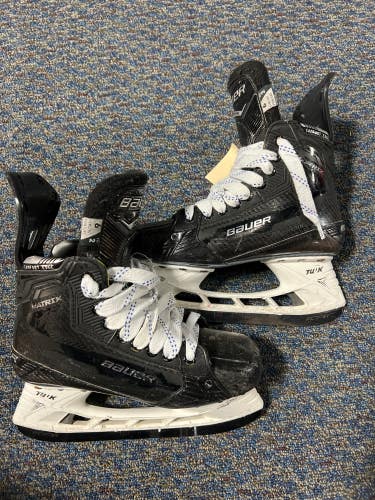 Used Intermediate Bauer Supreme Matrix Hockey Skates Regular Width 6