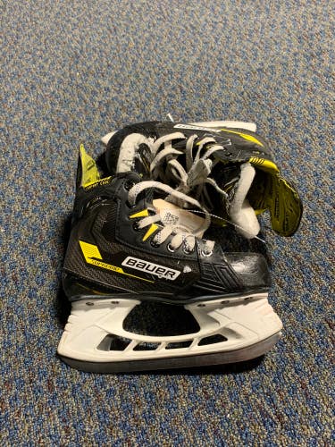 Used Junior Bauer Supreme M4 Hockey Skates Regular Width Size 2