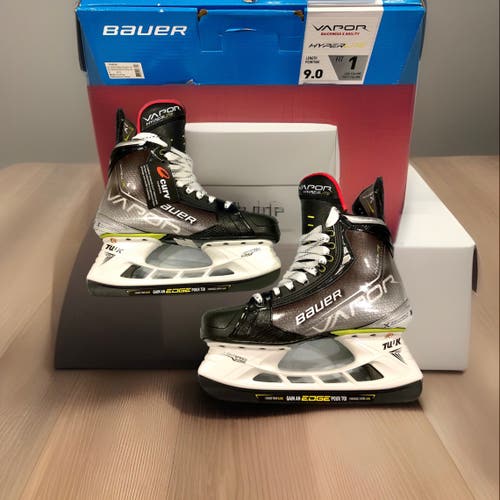NEW in BOX Bauer Size 9 Fit 1 Vapor Hyperlite Hockey Skates  - Excellent Price!