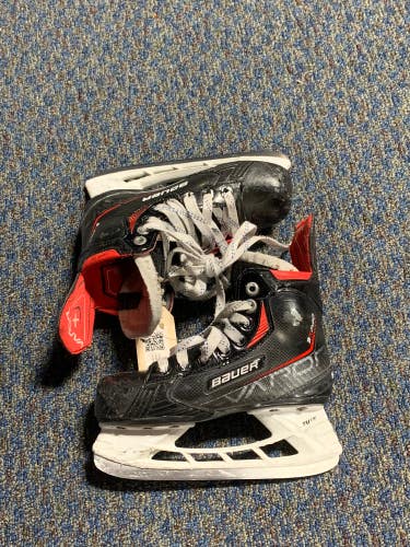 Used Youth Bauer Vapor 3X Pro Hockey Skates Regular Width 13.5