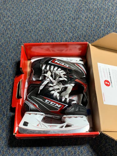 New Intermediate CCM JetSpeed FT490 Hockey Skates Regular Width Size 5