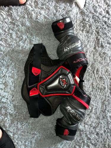 Men’s medium Bauer 1x lite shoulder pads