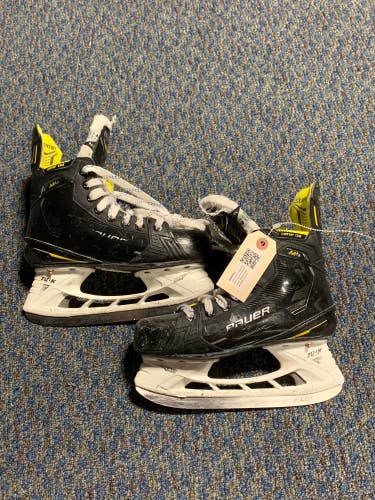 Used Intermediate Bauer Supreme M4 Hockey Skates Regular Width Size 4.5