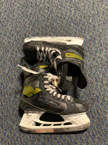 Used Intermediate Bauer Supreme Ignite Pro+ Hockey Skates 6.5