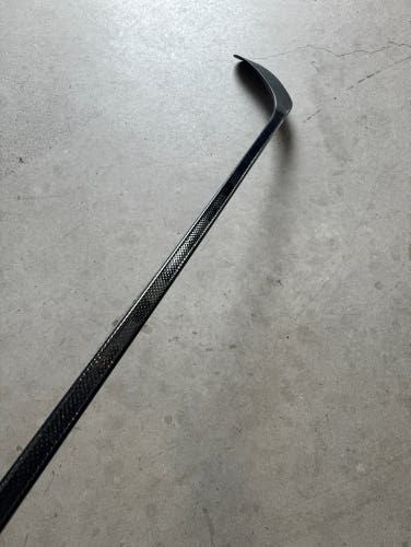 New Junior Bauer Right Hand P28 40 Flex Pro Stock Vapor Hyperlite 2 Hockey Stick Blackout Pro+