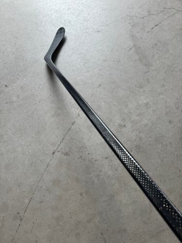 New Junior Bauer Right Hand P28 40 Flex Pro Stock Vapor Hyperlite 2 Hockey Stick Blackout Pro+