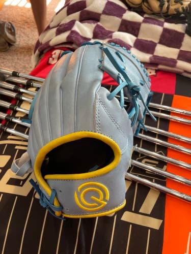 Q baseball glove