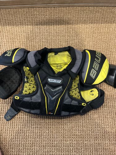 BAUER 1S SHOULDER PADS JUNIOR SMALL PRICE NEGOTIABLE