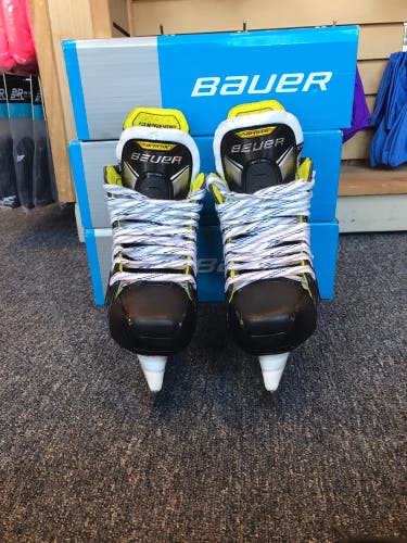 New Intermediate Bauer  Size 5.5 Supreme 3S Hockey Skates