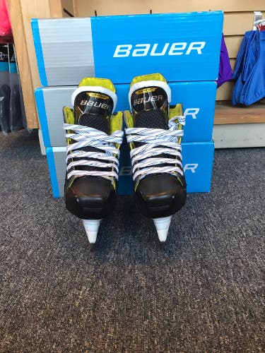 New Junior Bauer Regular Width  Size 1.5 Supreme 3S Hockey Skates