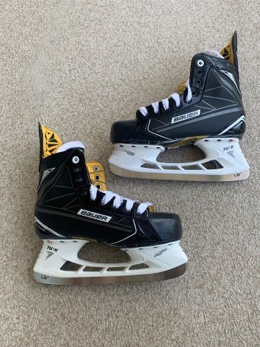 New Intermediate Bauer SUPREME ACCEL Hockey Skates Regular Width Size 5.5