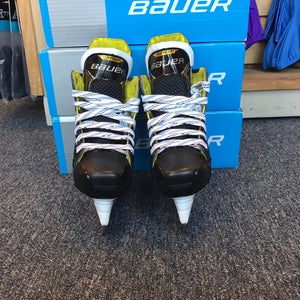 New Junior Bauer Extra Wide Width  Size 1.5 Supreme 3S Hockey Skates