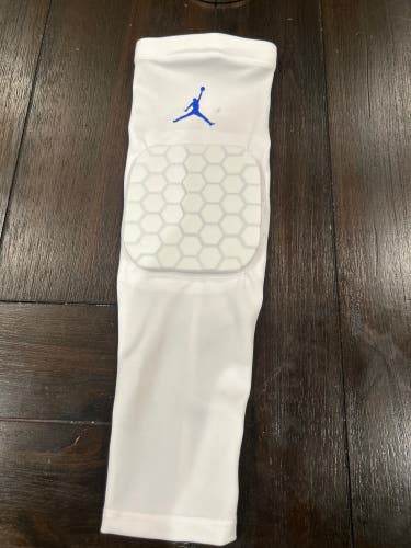 Jordan arm sleeve