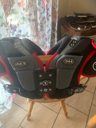 Used Alt Tag 944 Shoulder Pads