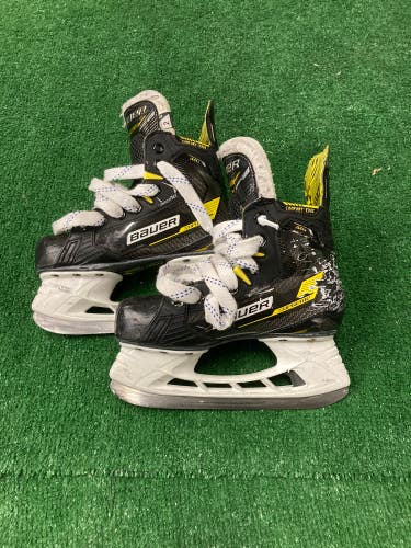 Used Junior Bauer Supreme M4 Hockey Skates Regular Width Size 2