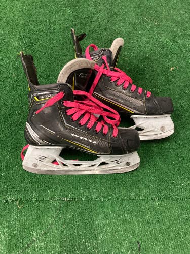 Used Intermediate CCM Tacks 9070 Hockey Skates Regular Width Size 5