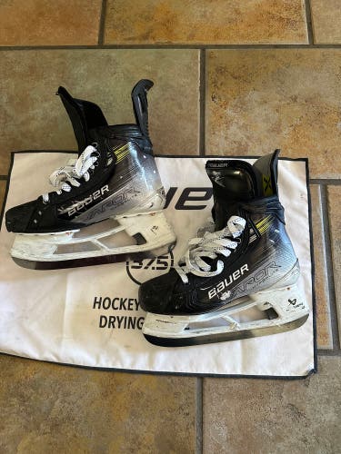 Pro Stock Senior Bauer Regular Width Vapor Hyperlite 2 Hockey Skates