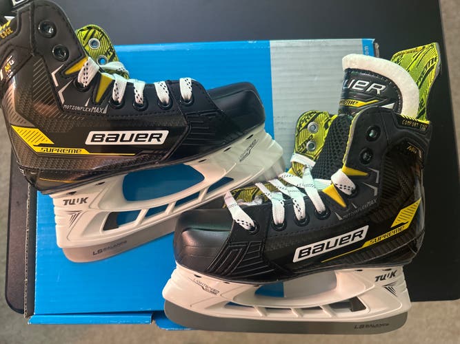 New Bauer Regular Width  Size 1D Supreme M4 Hockey Skates