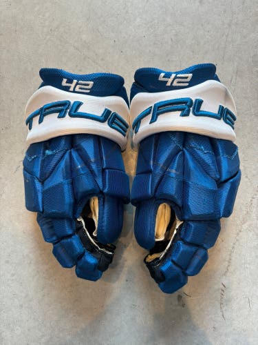 NHL Colorado Avalanche Manson Like New Gently Used  CCM 14” Pro Stock Catalyst 9x Gloves