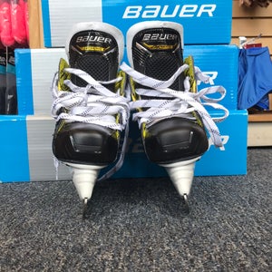 New Senior Bauer  8.5 Supreme M4 Hockey Skates
