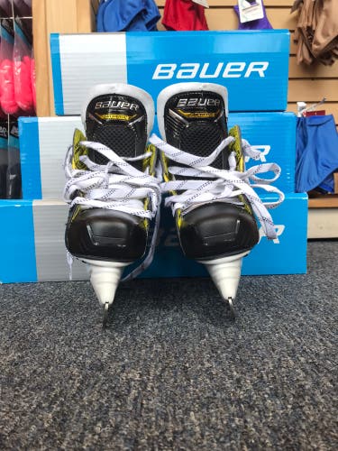 New Senior Bauer  8.5 Supreme M4 Hockey Skates