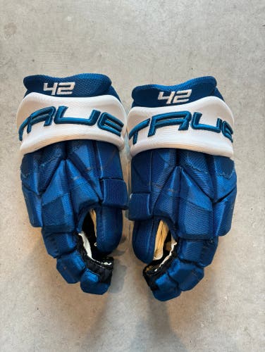 NHL Colorado Avalanche Manson Like New Gently Used CCM 14” Pro Stock Catalyst 9x Gloves