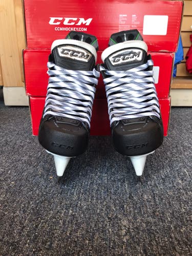 New Intermediate CCM Regular Width  6 RibCor 88K Hockey Skates