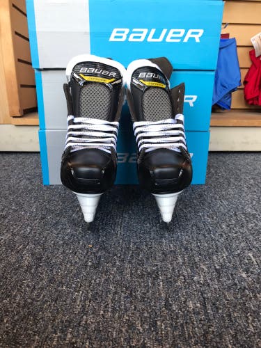 New Junior Bauer Regular Width  Size 2 Supreme M1 Hockey Skates