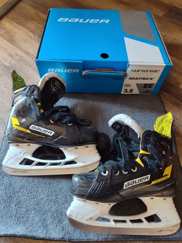 Used Junior Bauer Supreme Matrix Hockey Skates Extra Wide Width Size 3.5