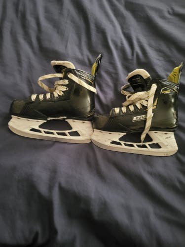 Used Youth Bauer Supreme Ignite Pro Hockey Skates Regular Width 13.5