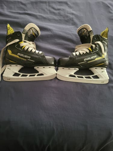 Used Youth Bauer Supreme Matrix Hockey Skates Regular Width 13.5