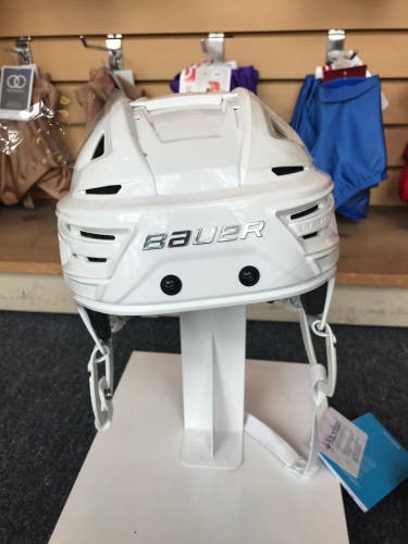 New Medium Bauer  Re-Akt 150 Helmet