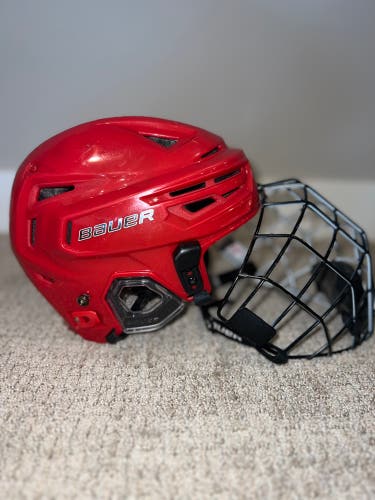 Bauer re-akt 150 with cage (size small)