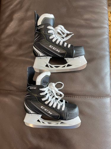 Used Junior CCM Size 1 Tacks 9040 Hockey Skates