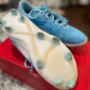 Blue Used Men’s Low Top Molded Cleats 4040