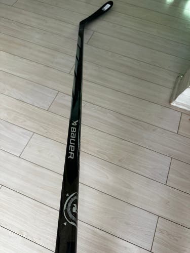 New Senior Bauer Right Handed P28  Proto-R Hockey Stick