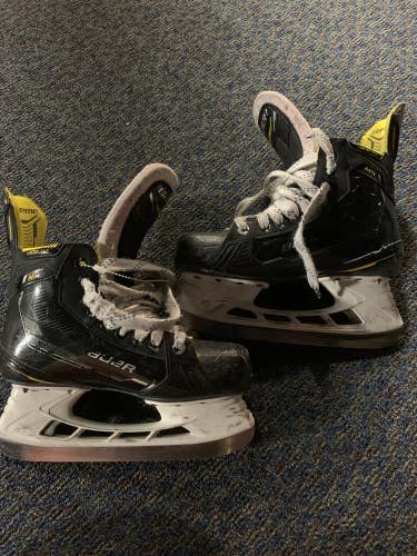 Used Senior Bauer Supreme M4 Hockey Skates Wide Width 5.5