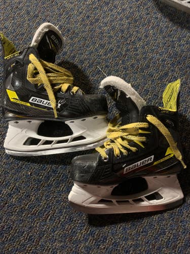 Used Junior Bauer Supreme M4 Hockey Skates Regular Width Size 1.5