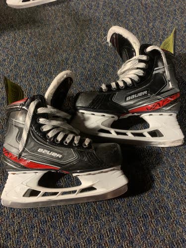 Used Intermediate Bauer Vapor X2.9 Hockey Skates Regular Width Size 5