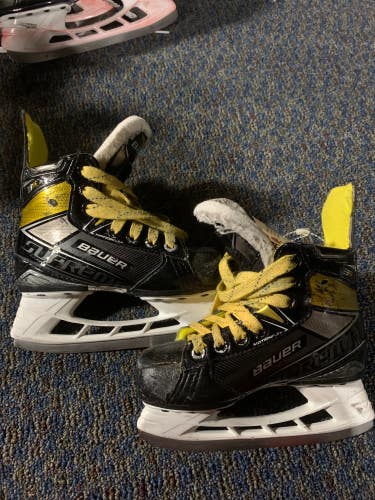 Used Youth Bauer Supreme 3S Hockey Skates Regular Width 11