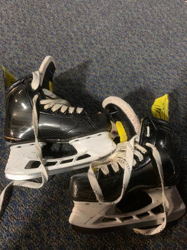 Used Junior Bauer Supreme S29 Hockey Skates Regular Width Size 3.5