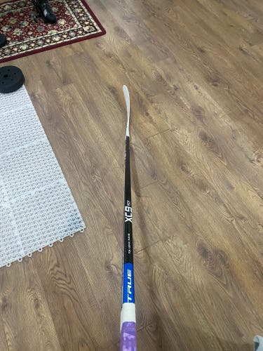 Used Intermediate True Right Handed P28 XC9 ACF Hockey Stick