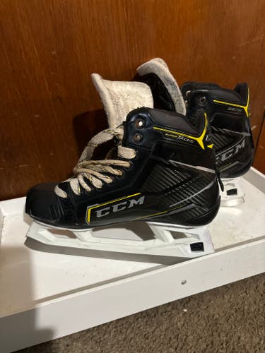 Used Intermediate CCM Tacks Hockey Skates Regular Width 8